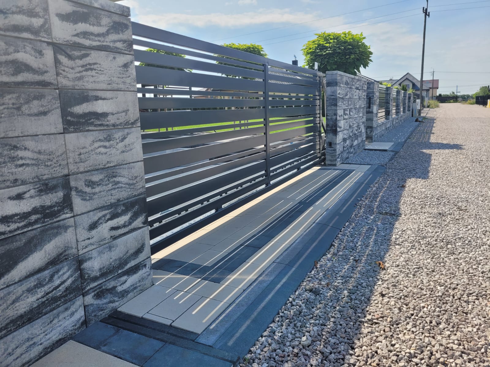 Przesuwny wjazd w stylu palisadowym